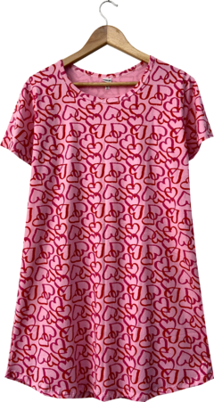 Camisola curta feminina rosa com estampa de corações vermelhos.