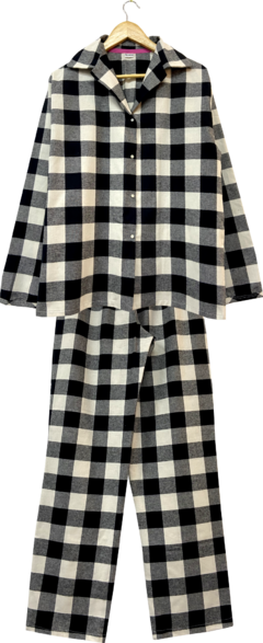 Pijama feminino longo de flanela xadrez preto e branco, com camisa de botões e calça xadrez.
