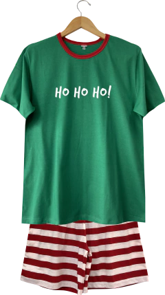 Pijama masculino verde com estampa "HO HO HO!" e shorts listrado vermelho e branco.