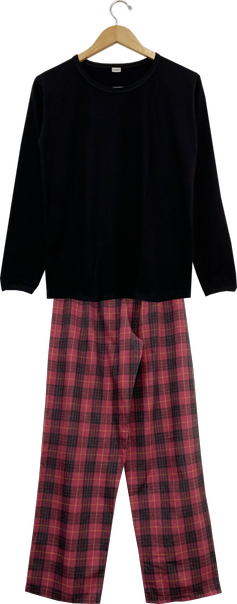 Pijama feminino longo em tricoline com estampa xadrez, composto por blusa preta e calça xadrez em tons de vermelho.