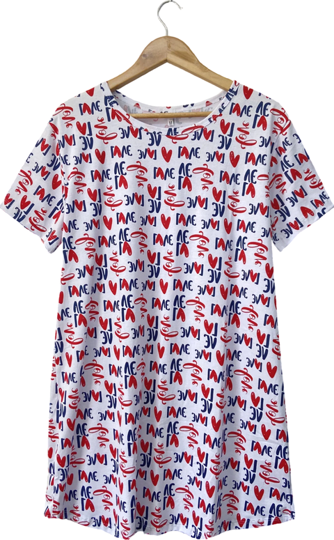 Camisola curta feminina com estampa de corações e a palavra "LOVE" em várias cores.