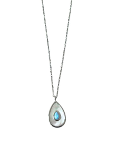 Collar de acero inoxidable con colgante en forma de gota con concha blanca natural y piedra central de ópalo sintético iridiscente