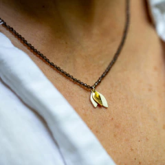 Collar Dos Hojas con Oro - comprar online
