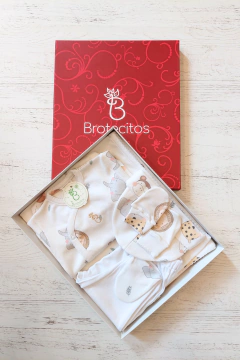 Imagen de AJUAR 5 PIEZAS CARITAS BLANCO: MANTA, BODY, RANITA, GORRO Y MITONES (BROSET5P2-CAB)