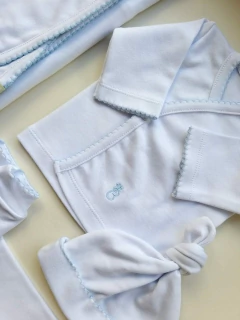 Imagen de AJUAR 8 PIEZAS BCO/CEL PIMA: MANTA, BODY, BATITA, RANITA, BABERO, BABITA, GORRO Y MITONES (BROSET8P-12)