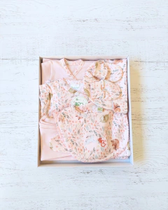 AJUAR 8 PIEZAS ARDILLA & CO ROSA: MANTA, BODY, BATITA, RANITA, BABERO, BABITA, GORRO Y MI (BROSET8P-DW)