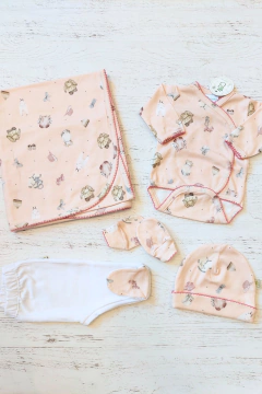 AJUAR 5 PIEZAS ROPITA ROSA PIMA: MANTA, BODY, RANITA, GORRO Y MITONES (BROSET5P2-EB03) - Mamá Coneja