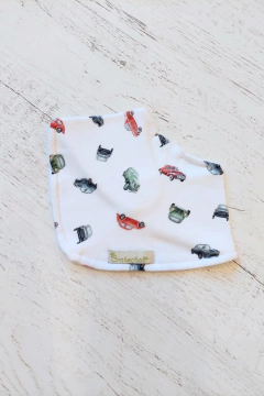 BABERO BANDANA AUTOS BLANCO - BROTECITOS (BROBABEBAN-EC) - Mamá Coneja