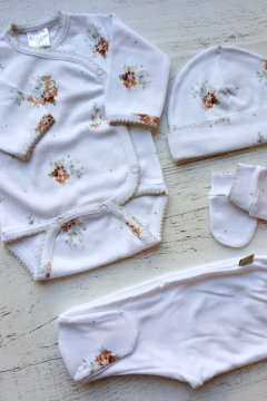 AJUAR 4 PIEZAS POEMA BEIGE : BODY, RANITA, GORRO Y MITONES (BROSETB-FM) - comprar online