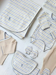 AJUAR 8 PIEZAS RAYAS AZUL Y ARENA: MANTA, BODY, BATITA, RANITA, BABERO, BABITA, GORRO Y MITONES (BROSET8P-EL)