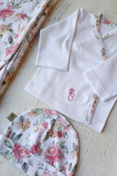 AJUAR 8 PIEZAS ROSAS: MANTA, BODY, BATITA, RANITA, BABERO, BABITA, GORRO Y MITONES (BROSET8P-FN) - tienda online