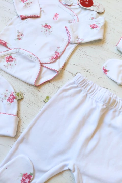 AJUAR 5 PIEZAS POEMA BLANCO: MANTA, BODY, RANITA, GORRO Y MITONES (BROSET5P2-GO) - Mamá Coneja