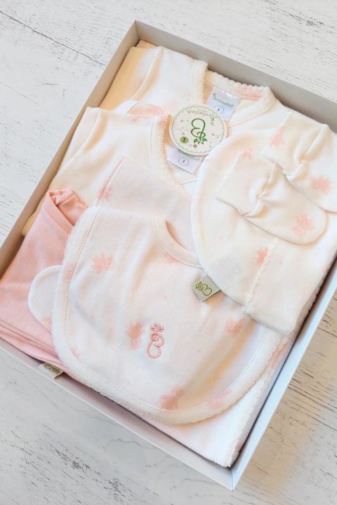 AJUAR 8 PIEZAS OSITOS ROSA NUDE: MANTA, BODY, BATITA, RANITA, BABERO, BABITA, GORRO Y MITONES (BROSET8P-FV)