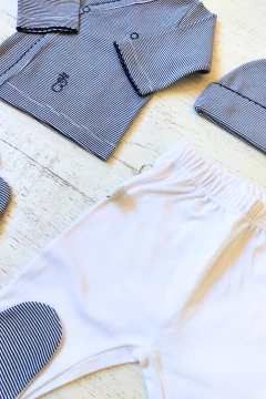 AJUAR 4 PIEZAS RAYITAS AZULES: BATITA, RANITA, GORRO Y MITONES (BROSETA-GM) - Mamá Coneja