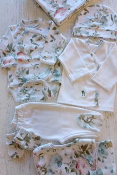 AJUAR 8 PIEZAS ILUSION CELESTE PIMA: MANTA, BODY, BATITA, RANITA, BABERO, BABITA, GORRO Y MITO (BROSET8P-EZ) - Mamá Coneja