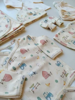 AJUAR 8 PIEZAS GRANJA MAIZ: MANTA, BODY, BATITA, RANITA, BABERO, BABITA, GORRO Y MITONES (BROSET8P-CR) en internet