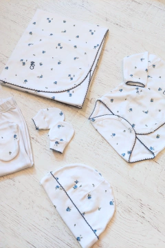 AJUAR 5 PIEZAS ROSITAS AZULES: MANTA, BODY, RANITA, GORRO Y MITONES (BROSET5P2-F21) - comprar online