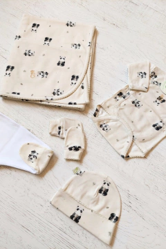 Imagen de AJUAR 5 PIEZAS PANDA ARENA: MANTA, BODY, RANITA, GORRO Y MITONES (BROSET5P2-PA)