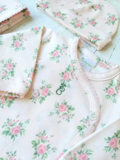 AJUAR 8 PIEZAS BOUQUET ROSA: MANTA, BODY, BATITA, RANITA, BABERO, BABITA, GORRO Y MITONES (BROSET8P-EO) - comprar online