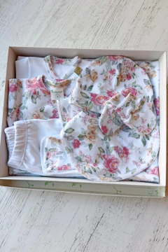 AJUAR 8 PIEZAS ROSAS: MANTA, BODY, BATITA, RANITA, BABERO, BABITA, GORRO Y MITONES (BROSET8P-FN)