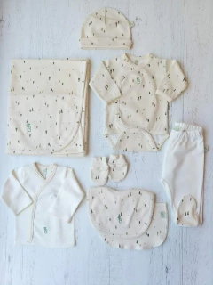 AJUAR 8 PIEZAS PINITOS NATURAL PIMA: MANTA, BODY, BATITA, RANITA, BABERO, BABITA, GORRO Y MITONES (BROSET8P-DC)