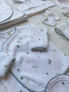 AJUAR 8 PIEZAS PINITOS BLANCO: MANTA, BODY, BATITA, RANITA, BABERO, BABITA, GORRO Y MITONES (BROSET8P-DB) en internet