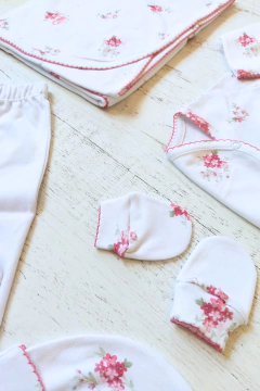 AJUAR 5 PIEZAS POEMA BLANCO: MANTA, BODY, RANITA, GORRO Y MITONES (BROSET5P2-GO)