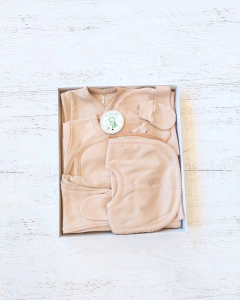 AJUAR 8 PIEZAS ARENA LISO: MANTA, BODY, BATITA, RANITA, BABERO, BABITA, GORRO Y MITONES (BROSET8P-45)