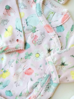 Imagen de AJUAR 8 PIEZAS PETALOS ROSA PIMA: MANTA, BODY, BATITA, RANITA, BABERO, BABITA, GORRO Y MITONES (BROSET8P-CU)