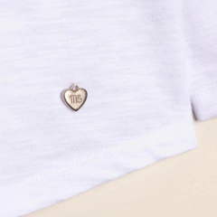 REMERA DE FLAME CON VOLADITO EN SISA GIULIA - MAGDALENA ESPOSITO EVERYDAY (E42141468-01) en internet