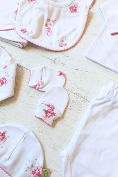 AJUAR 5 PIEZAS POEMA BLANCO: MANTA, BODY, RANITA, GORRO Y MITONES (BROSET5P2-GO) en internet