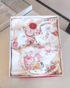 AJUAR 8 PIEZAS MARIA: MANTA, BODY, BATITA, RANITA, BABERO, BABITA, GORRO Y MITONES (BROSET8P-IA)