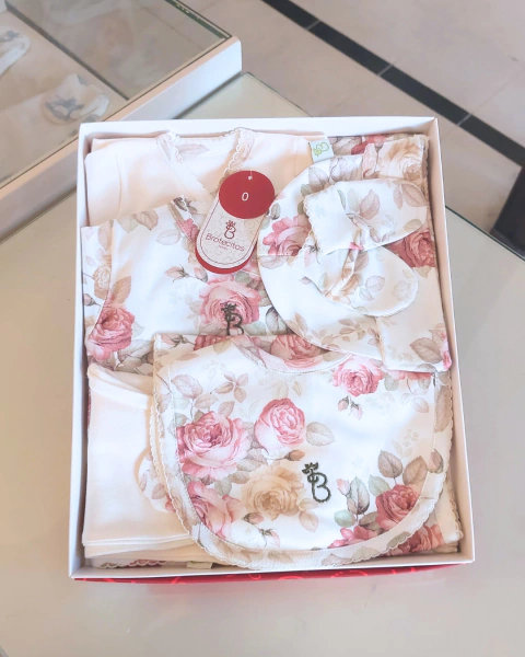 AJUAR 8 PIEZAS MARIA: MANTA, BODY, BATITA, RANITA, BABERO, BABITA, GORRO Y MITONES (BROSET8P-IA)