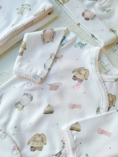 AJUAR 8 PIEZAS ROPITA BLANCO: MANTA, BODY, BATITA, RANITA, BABERO, BABITA, GORRO Y MI (BROSET8P-EB) - comprar online