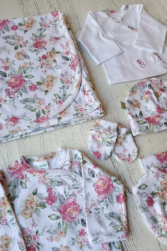 AJUAR 8 PIEZAS ROSAS: MANTA, BODY, BATITA, RANITA, BABERO, BABITA, GORRO Y MITONES (BROSET8P-FN) - Mamá Coneja