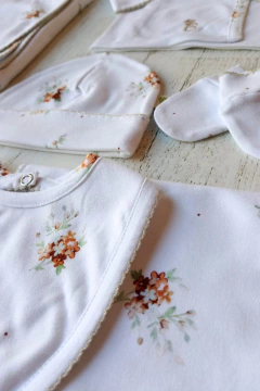 Imagen de AJUAR 8 PIEZAS POEMA BEIGE: MANTA, BODY, BATITA, RANITA, BABERO, BABITA, GORRO Y MITONES (BROSET8P-FM)