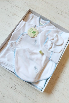 AJUAR 8 PIEZAS BCO/CEL PIMA: MANTA, BODY, BATITA, RANITA, BABERO, BABITA, GORRO Y MITONES (BROSET8P-12) - Mamá Coneja