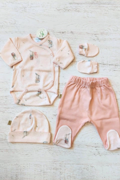 AJUAR 4 PIEZAS CONEJO ROSA: BODY, RANITA, GORRO Y MITONES (BROSETB-COR) - Mamá Coneja