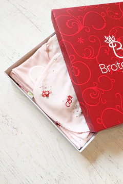 AJUAR 8 PIEZAS POEMA ROSA: MANTA, BODY, BATITA, RANITA, BABERO, BABITA, GORRO Y MITONES (BROSET8P-GP) - Mamá Coneja