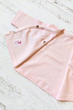 Imagen de AJUAR 8 PIEZAS POEMA ROSA: MANTA, BODY, BATITA, RANITA, BABERO, BABITA, GORRO Y MITONES (BROSET8P-GP)