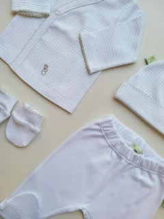 AJUAR 4 PIEZAS RAYITA NATURAL : BATITA, RANITA, GORRO Y MITONES (BROSETA-CP) - comprar online