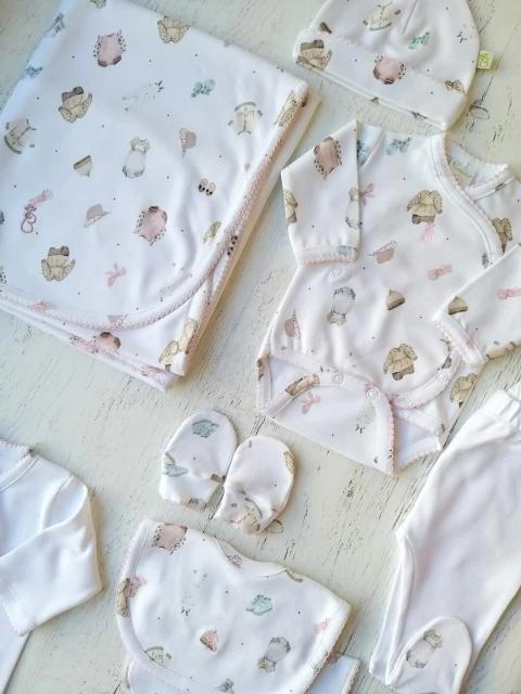 AJUAR 8 PIEZAS ROPITA BLANCO: MANTA, BODY, BATITA, RANITA, BABERO, BABITA, GORRO Y MI (BROSET8P-EB)