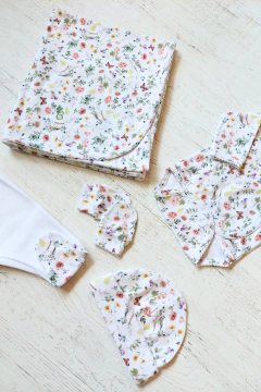 Imagen de AJUAR 5 PIEZAS VIDA BLANCO: MANTA, BODY, RANITA, GORRO Y MITONES (BROSET5P2-VB)