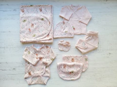 Imagen de AJUAR 8 PIEZAS ARDILLA & CO ROSA: MANTA, BODY, BATITA, RANITA, BABERO, BABITA, GORRO Y MI (BROSET8P-DW)