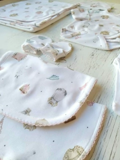 AJUAR 8 PIEZAS ROPITA BLANCO: MANTA, BODY, BATITA, RANITA, BABERO, BABITA, GORRO Y MI (BROSET8P-EB)