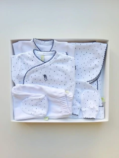 AJUAR 8 PIEZAS PINTITAS AZUL PIMA: MANTA, BODY, BATITA, RANITA, BABERO, BABITA, GORRO Y MITONES (BROSET8P-18P) - Mamá Coneja