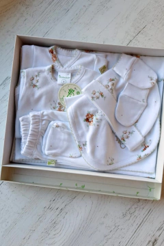 AJUAR 8 PIEZAS POEMA BEIGE: MANTA, BODY, BATITA, RANITA, BABERO, BABITA, GORRO Y MITONES (BROSET8P-FM)