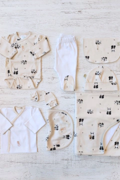 AJUAR 8 PIEZAS PANDA ARENA: MANTA, BODY, BATITA, RANITA, BABERO, BABITA, GORRO Y MITONES (BROSET8P-PA)