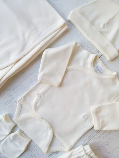 AJUAR 8 PIEZAS NATURAL LISO: MANTA, BODY, BATITA, RANITA, BABERO, BABITA, GORRO Y MI (BROSET8P-NT) en internet