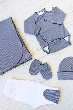 Imagen de AJUAR 5 PIEZAS RAYITAS AZULES: MANTA, BODY, RANITA, GORRO Y MITONES (BROSET5P2-GM)